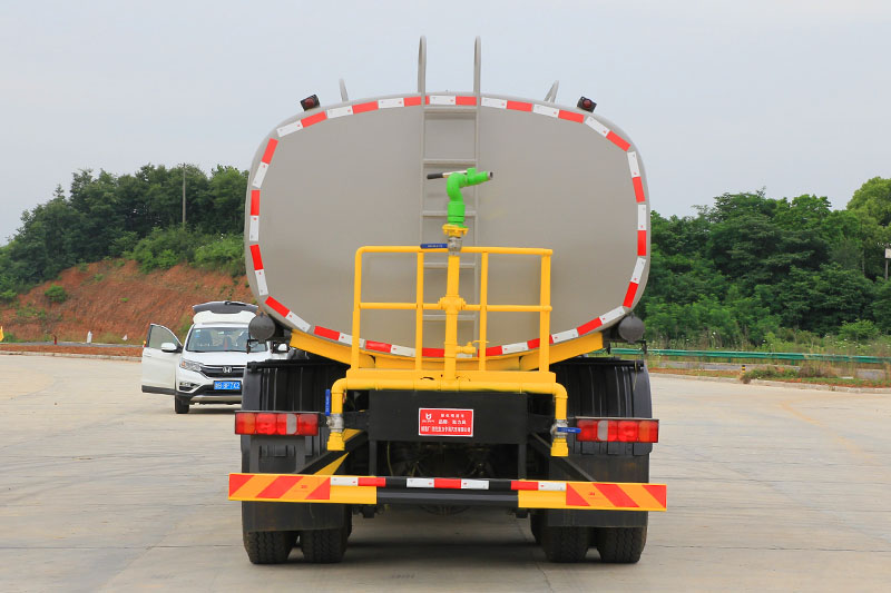 重汽汕德卡前四后八洒水車(chē)(24.3方)(选装30~40米雾炮)