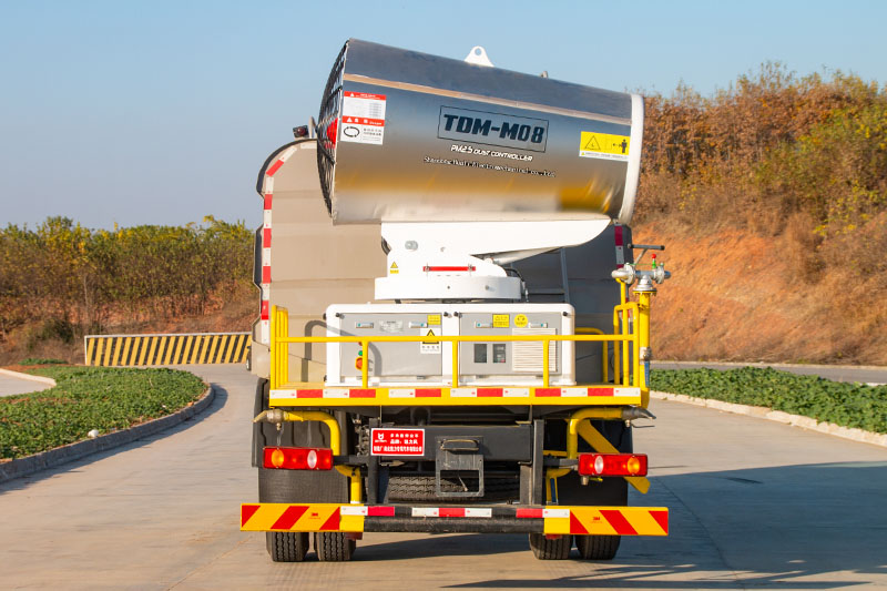 东风柳汽乘龙M3多(duō)功能(néng)抑尘車(chē)(12.5方)(60~100米雾炮)